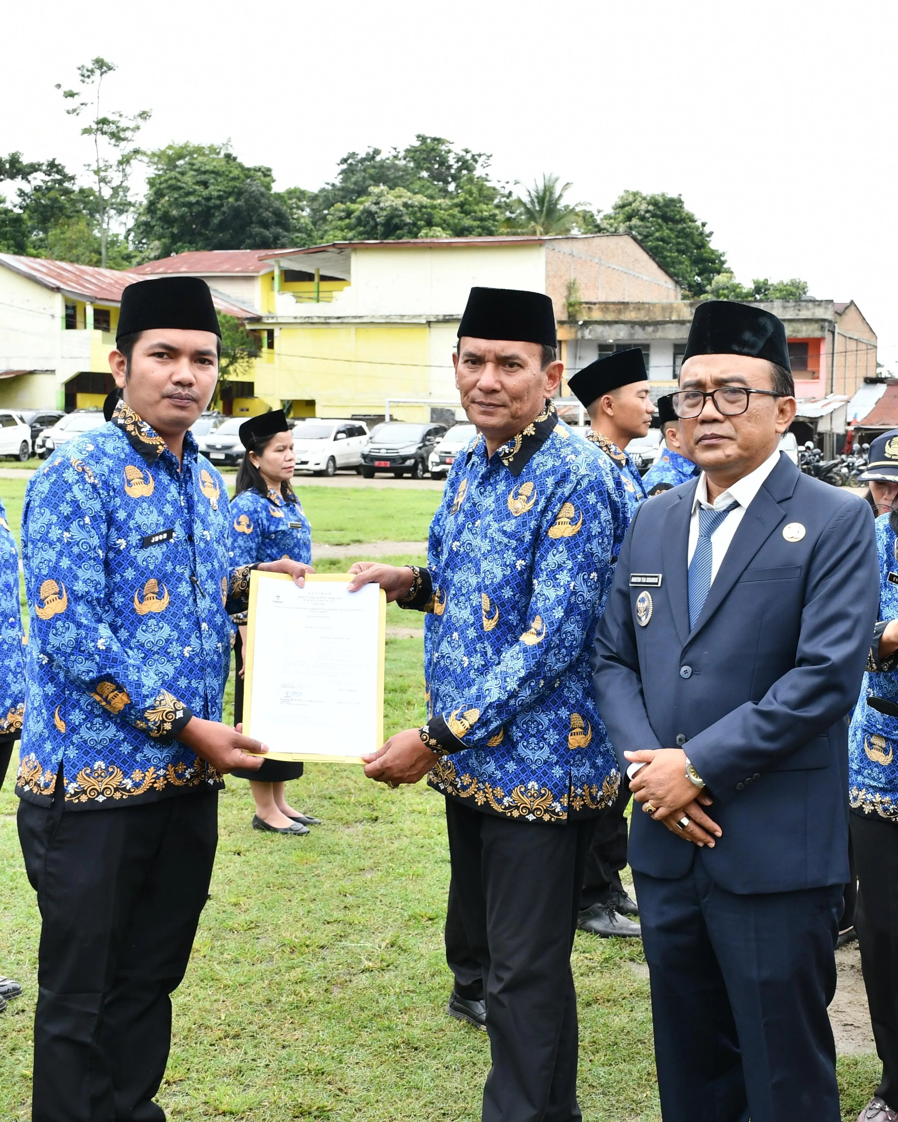 Peringati Sumpah Pemuda ke-98, Wabup Samosir Serahkan 781 SK PPPK Paruh Waktu