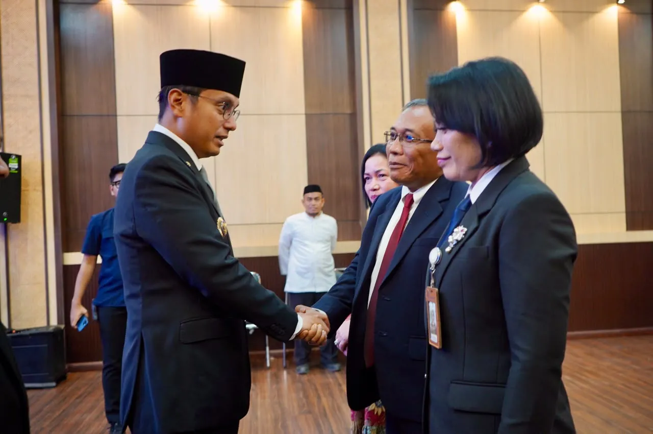 Rico Waas Lantik Erisda Hutasoit Jadi Sekretaris DPRD Medan