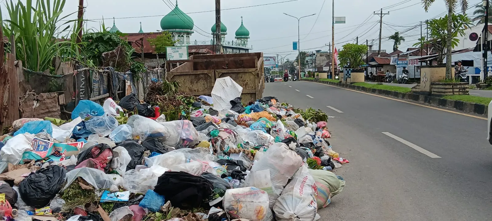 Ya Ampun, Sampah Menumpuk Di Jalan Nasional Panyabungan