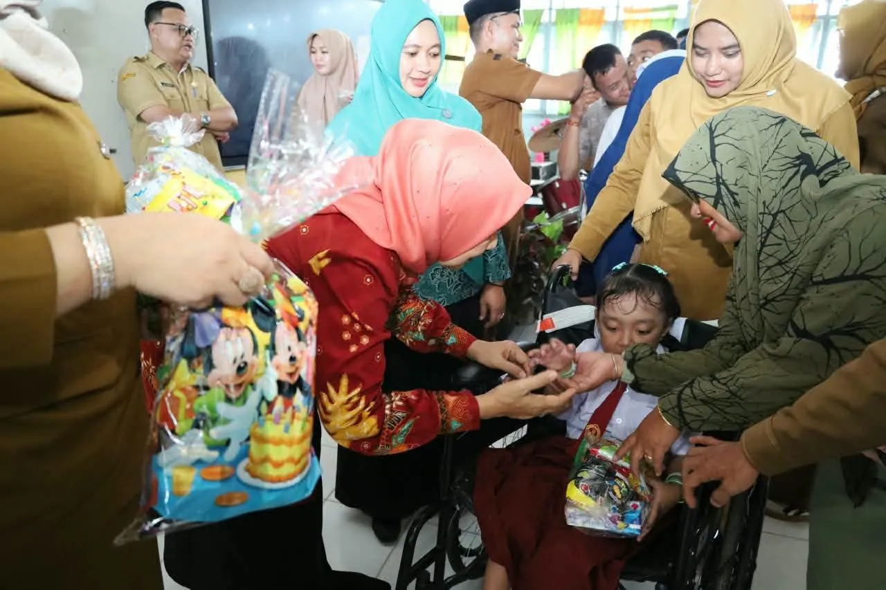 Ketua TP PKK Madina Serahkan Bantuan Untuk Siswa SLBN
