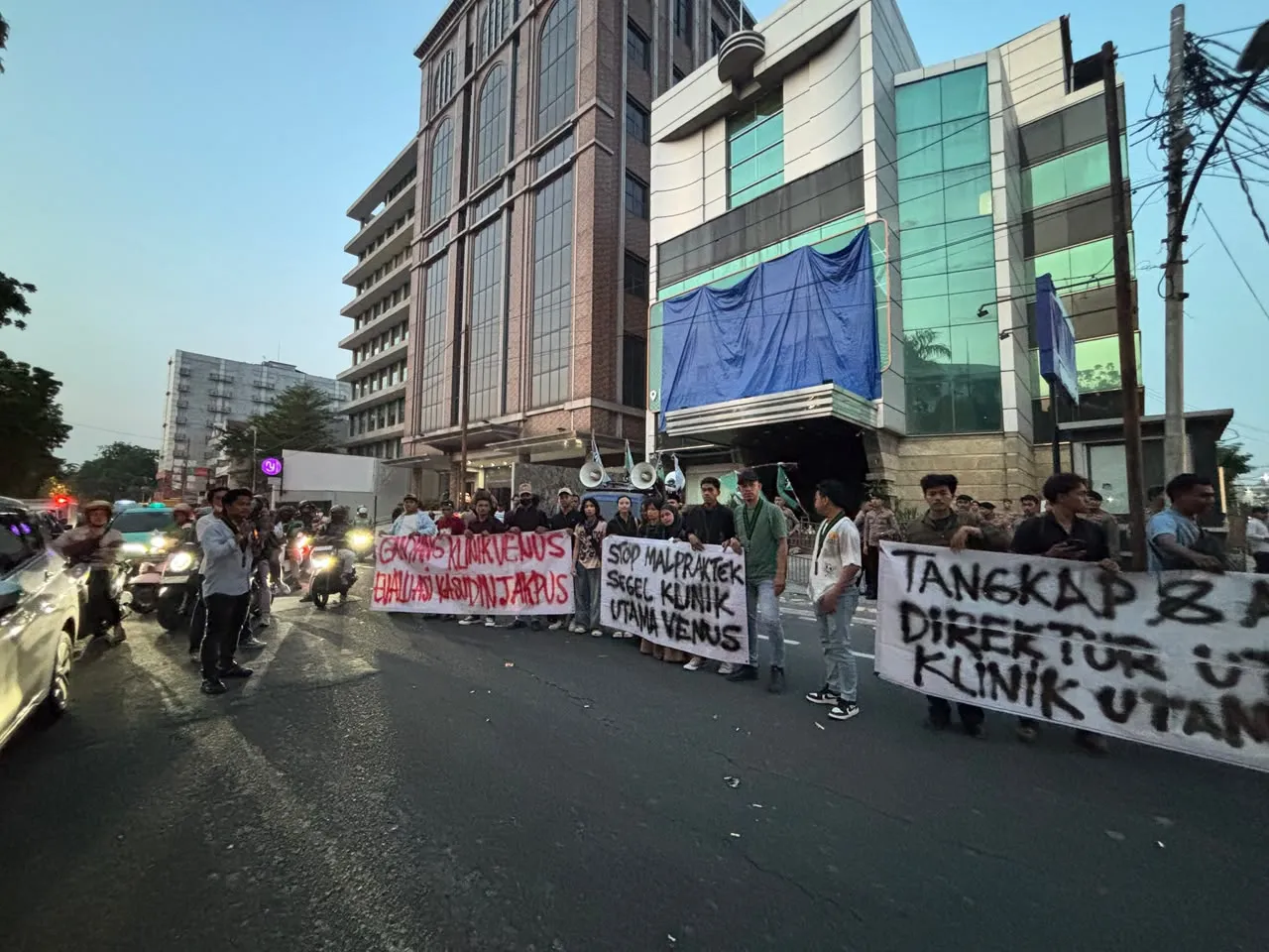Diduga Ilegal, Klinik Utama Venus Didemo HMI Jaktim