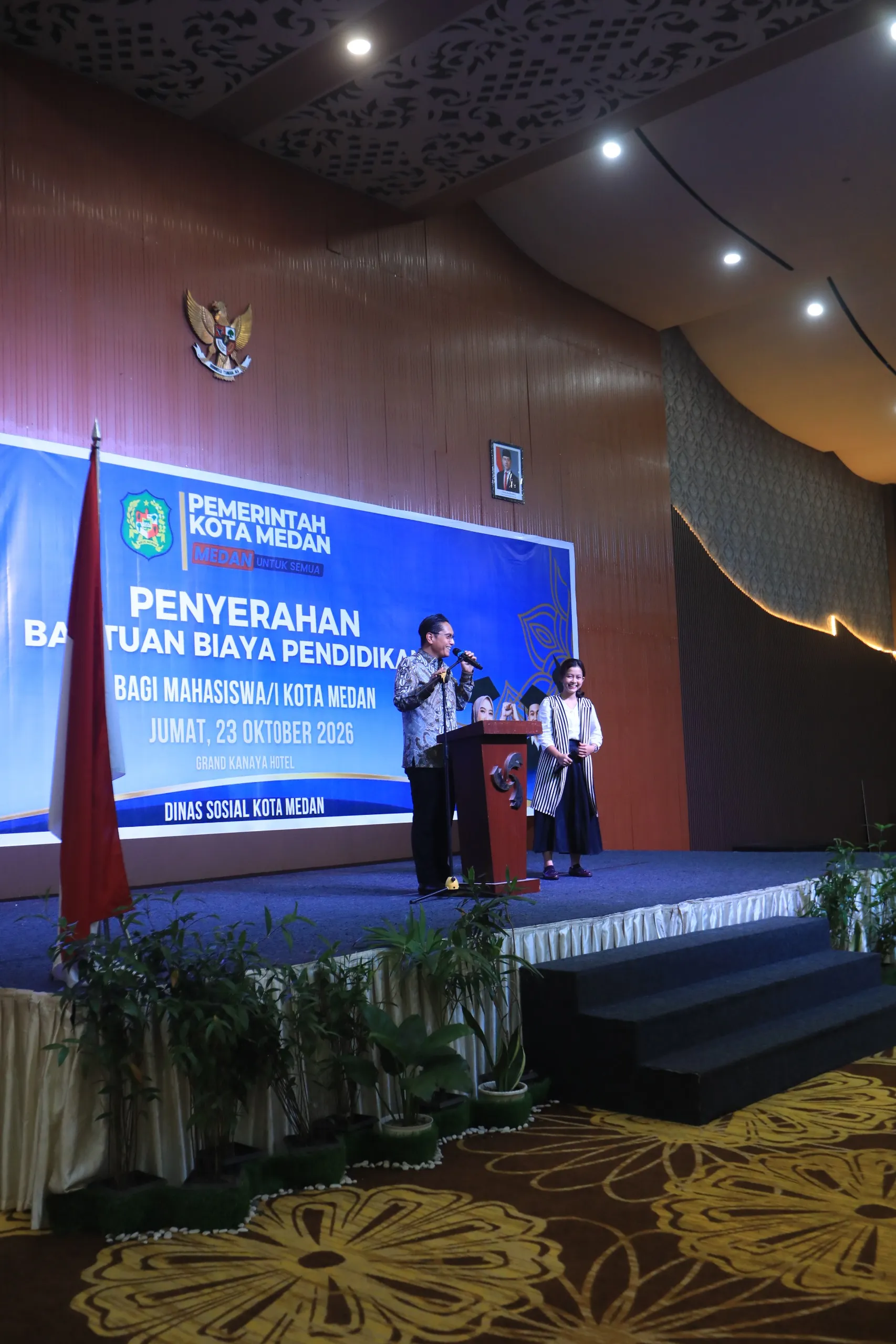 Dari Pajak Rakyat Untuk Masa Depan, Rico Waas Serahkan Bantuan Pendidikan Untuk 214 Mahasiswa