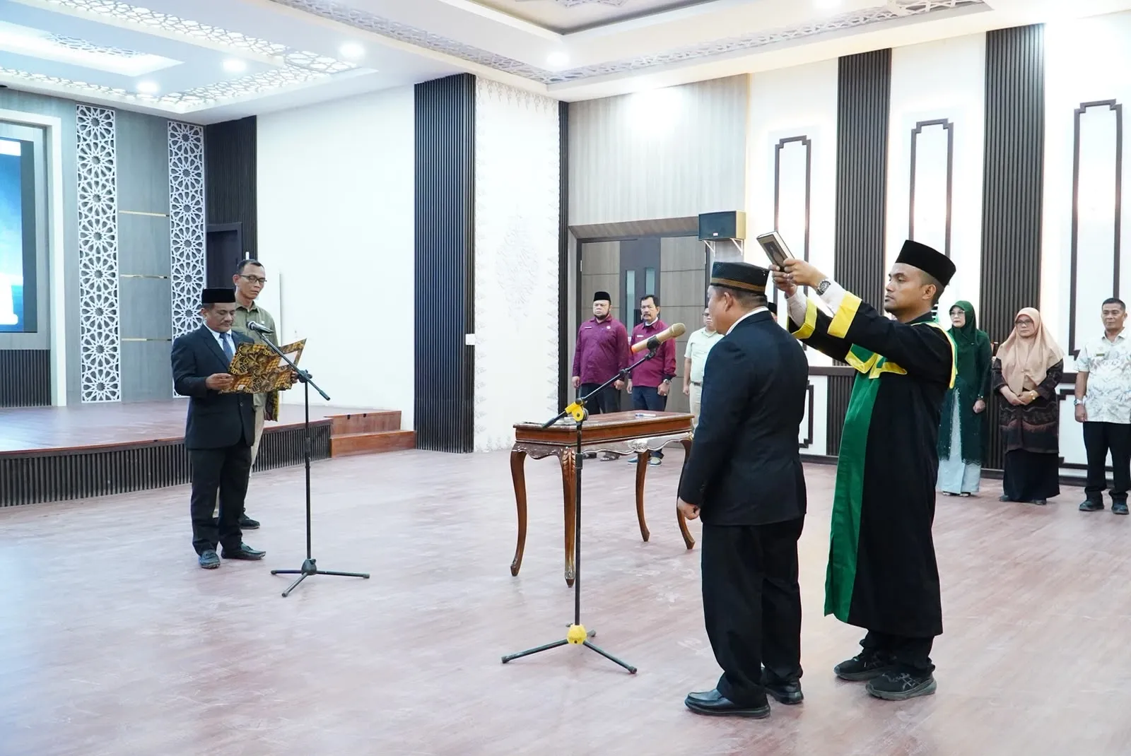 Wakil Bupati (Wabup) Aceh Tamiang, Ismail, SE.I, saat melantik Rahimuddin Amin, SH sebagai Sekretaris DPRK Aceh Tamiang di aula Setdakab setempat, Jumat (23/10/2026). beritasore.co.id/ist