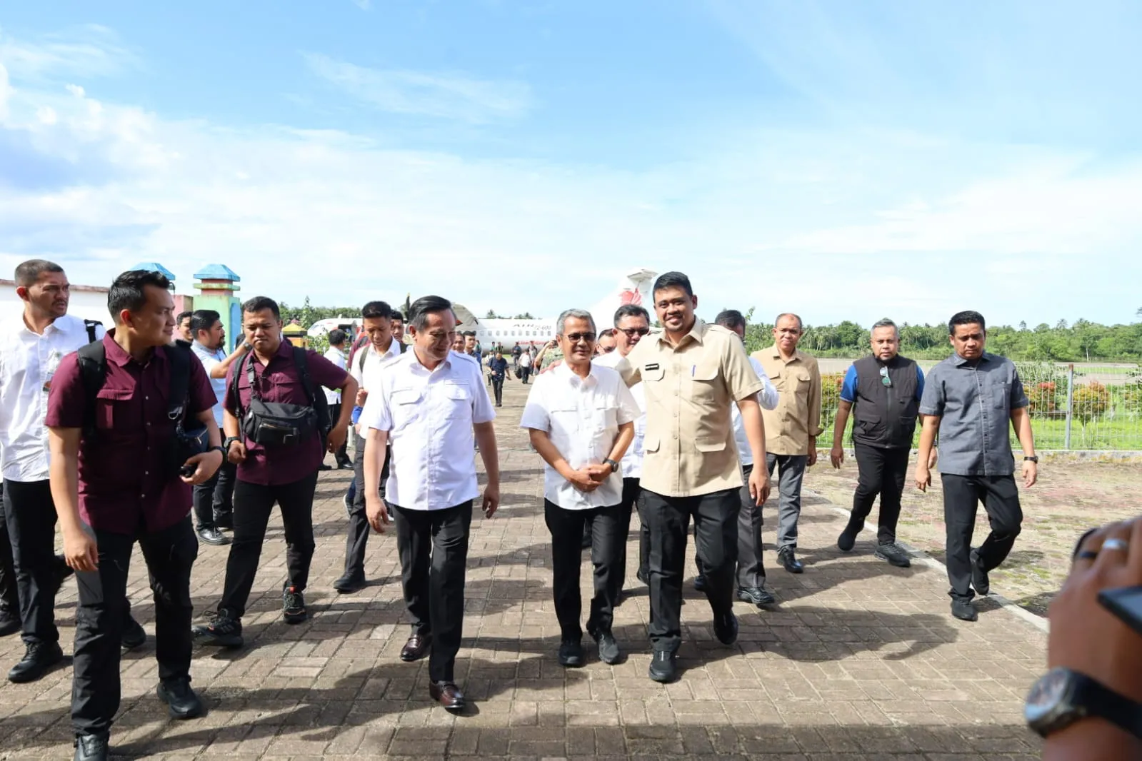 Bupati Nias Barat Sambut Kedatangan Gubsu Bobby Nasution Di Bandara Binaka