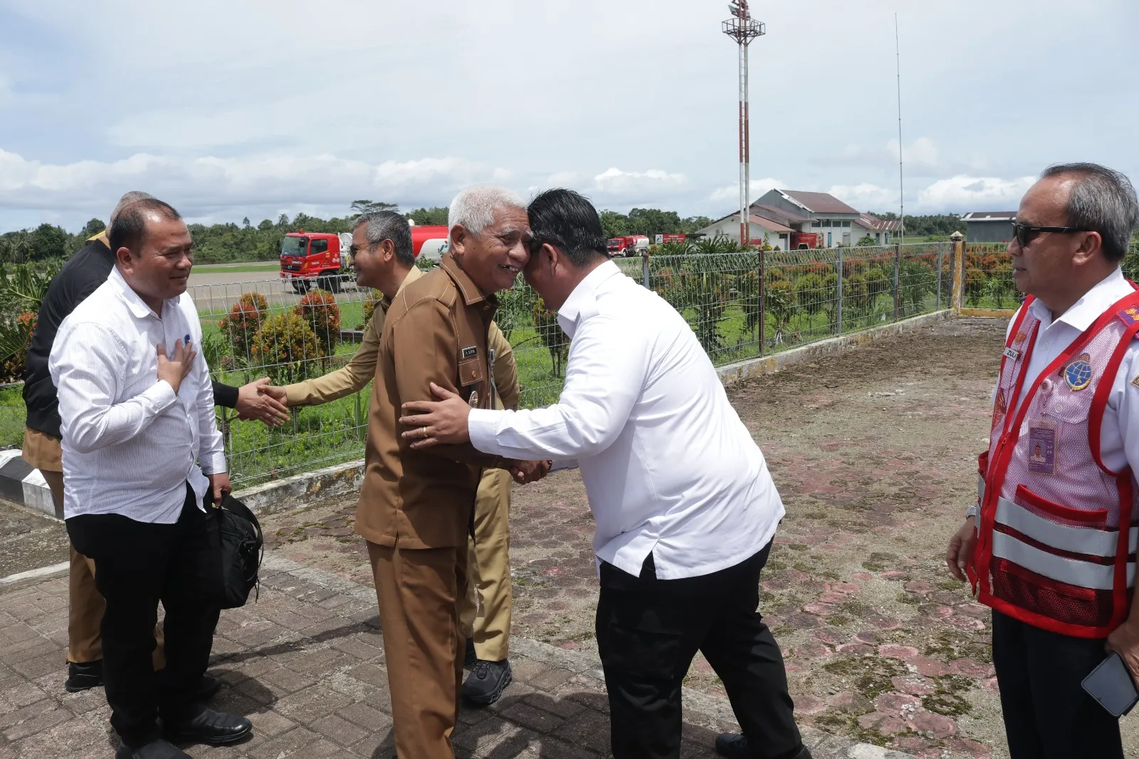 Bupati Nias Sambut Kedatangan Wagubsu Di Bandara Binaka