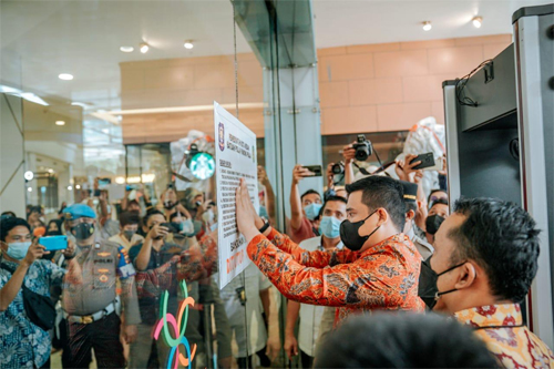 Wali Kota Medan Bobby Nasution menyegel gedung Mall Centre Point yang dijalan Jawa, Kelurahan Gang Buntu, Kecamatan Medan Timur , Jumat (9/7).beritasore/ist