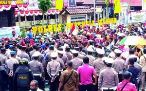 Tuntut Pembebasan 14 Warga, Massa Batang Onang Datangi Polres Tapsel