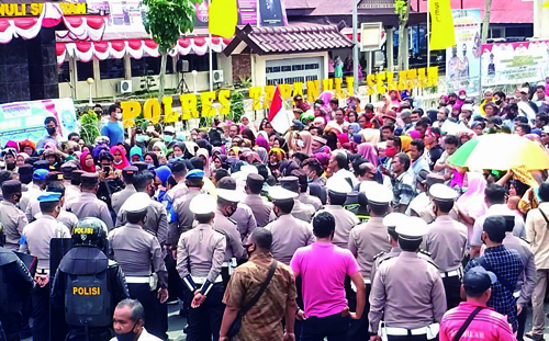 PENGUJUKRASA dari empat desa di Kecamatan Batang Onang, Kab Puluta saat melakukan aksi depan Polres Tapsel. beritasore/Ist