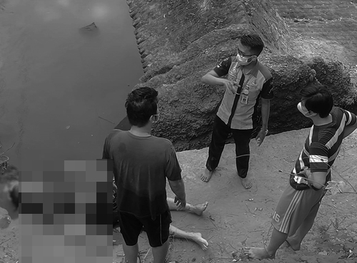 Jasad  Kwek Hua Bin diangkat dari dasar sungai dan selanjutnya dievakuasi ke Rumah Sakit Bhayangkara Medan. beritasore/ist