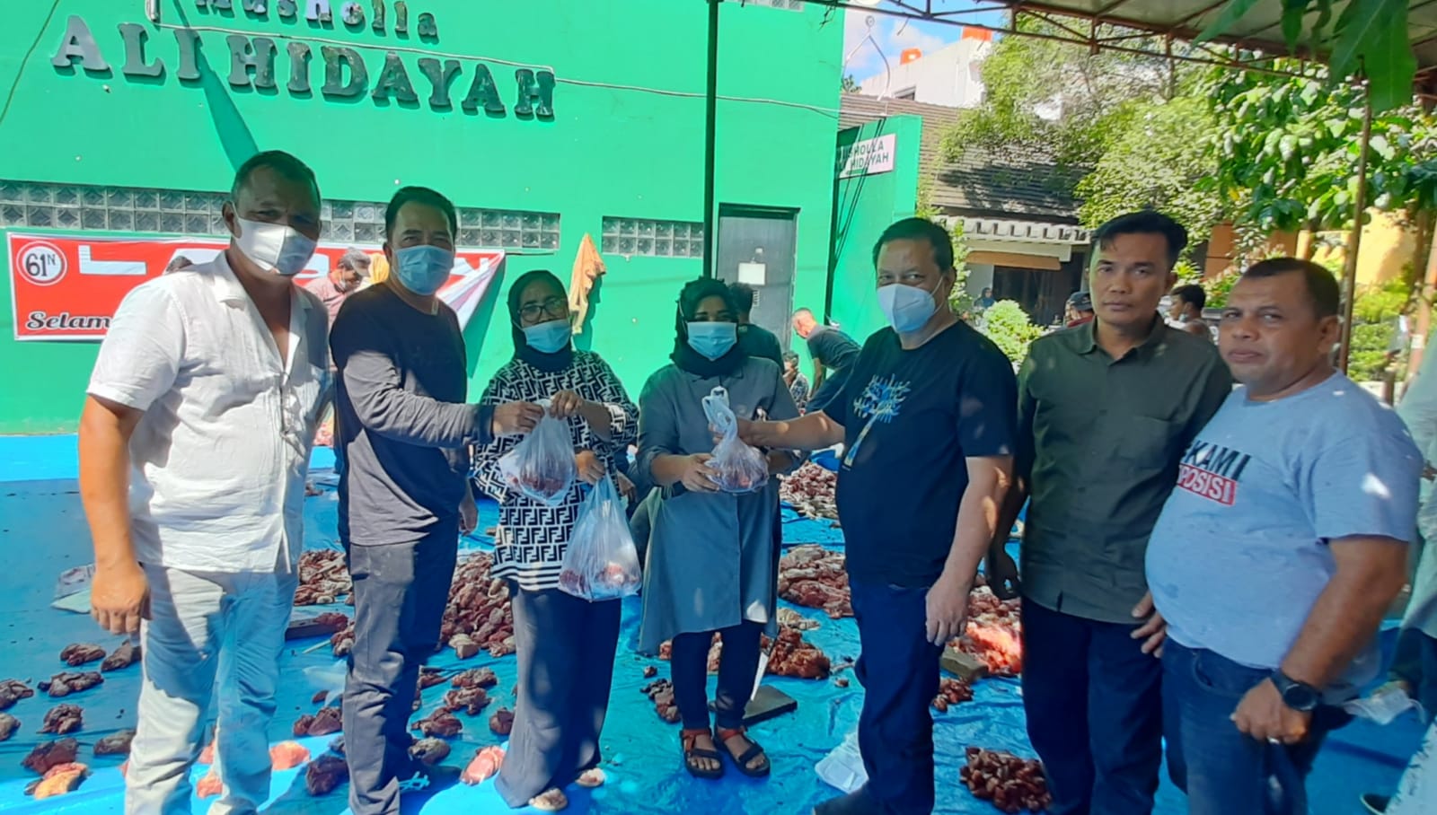 Ketua Umum LCI, H Zaidan Indra Jaya dan Ketua Harian LCI, Drs H Hendra DS secara simbolis menyerahkan daging kurban.(Berita/Hendrik Prayitno)