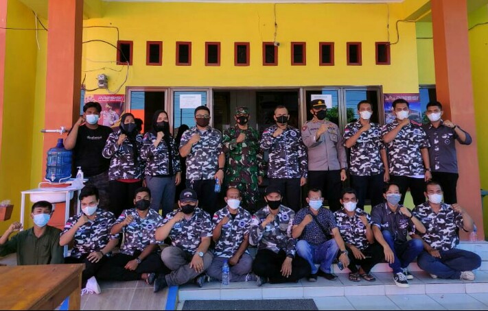 Kapolsek Padang Bolak AKP Zulfikar SH MH, Danramil 05/Padang Bolak Kapten Inf Misran Dalimunthe foto bersama Ketua Bapera Paluta Asrul Ansori Siregar Skom, Ketua Pertiwi Bapera Hj.Maharani Siregar SH, Sekjen Bapera Armaluddin Siregar, Pengurus Bapera Paluta, , di halaman kantor Polsek Padang Bolak, Gunung Tua, Rabu (30/6/2021). beritasore/Ist