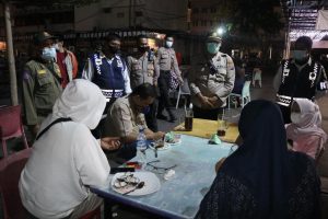 Tim Patroli Prokes dan PPKM Mikro Segel Restoran Dan Kafe Di Tembung