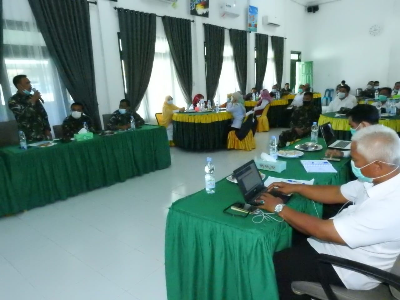 Kodim 0117/Aceh Tamiang saat menggelar rapat yang berlangsung di Aula Makodim setempat, Kamis (1/7). Beritasore/hendra