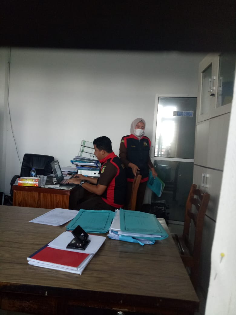 Kejaksaan Tinggi Sumatera Utara (Kejatisu) menggeledah kantor PDAM Tirtalihou Kabupaten Simalungun di Pamatangraya, Kabupaten Simalungun, Kamis (01/07/2021). Beritasore/Surati