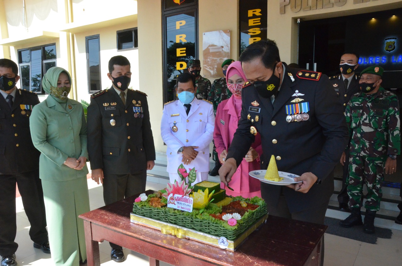 Kapolres Langsa AKBP Agung Kanigoro Nusantoro,SIK,SH,MH.tengah memorong tumpeng pada acara HUT Bayang Kara Ke-75. beritasore/Edy saputra.