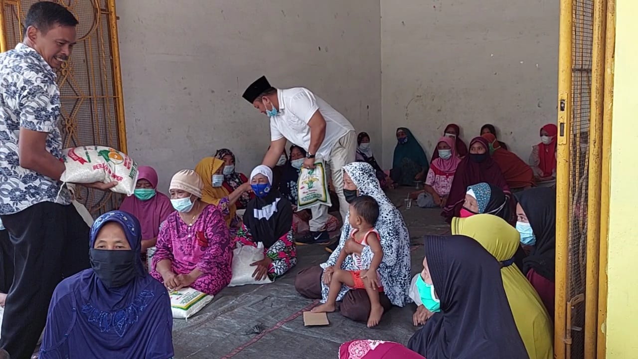 Wakil Ketua KADIN Batubara Loly Sastra Roadshow bagi-bagi sembako di Desa Petatal dan Desa Sumber Padi Kecamatan Datuk Tanah Datar, Kamis (1/7/2021).