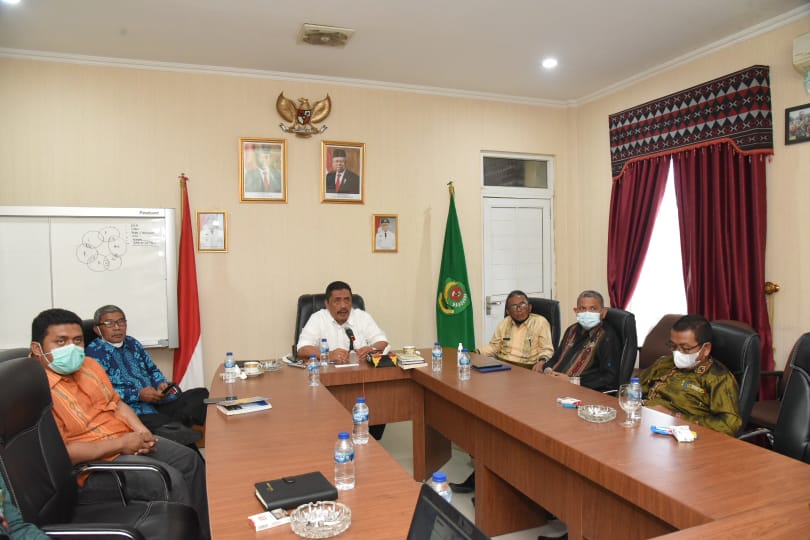 Sekretaris Daerah Kabupaten Tapanuli Selatan (Tapsel), Parulian Nasution, saat menerima 113 mahasiswa USU yang akan KKN di Tapsel secara zoom meeting di Ruang Rapat Sekda, Kantor Bupati Tapsel, Sipirok, Kamis (1/7). beritasore/Birong RT