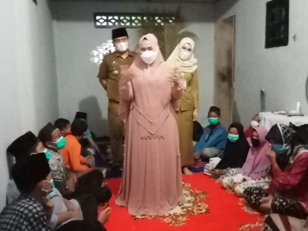Ketua PKK Langkat saat berada di dalam rumah M.Nur saat peresmian memberikan tali asih kepada 30 anak yatim. beritasore/ist