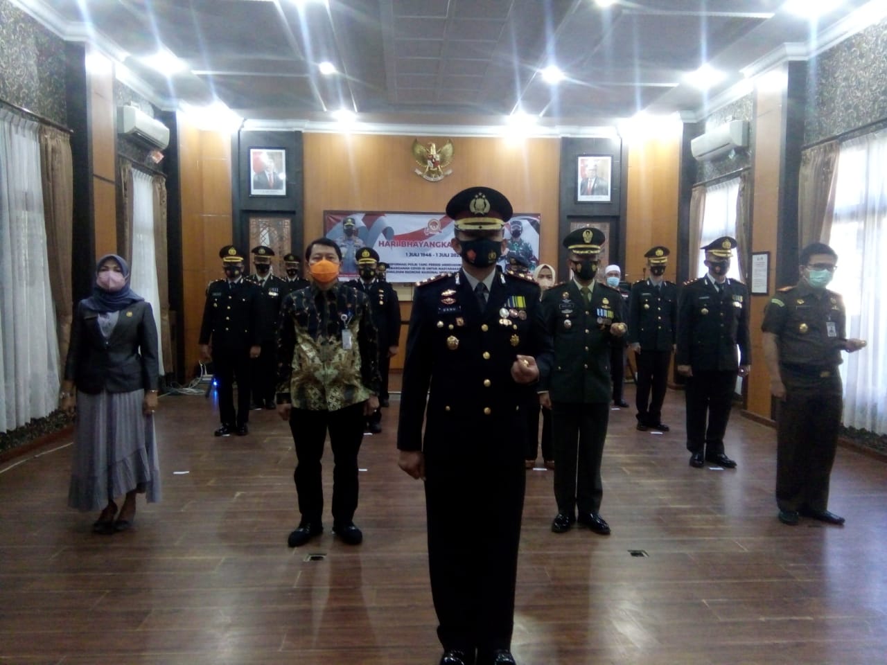 Upacara HUT Bhayangkara ke 75 secara virtual dari Aula Wirasatya Polres Langkat, Stabat, Kamis (1/7/2021). beritasore/ist