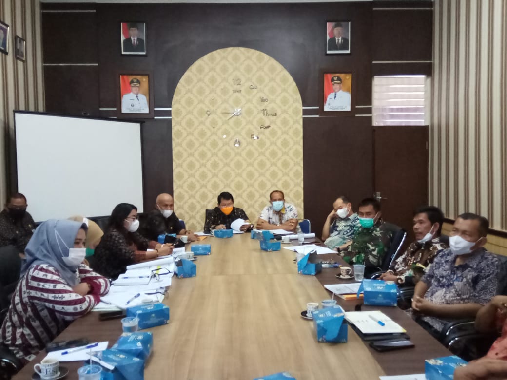Sekdakab Langkat dr. H. Indra Salahuddin, pada rapat Satgas COVID-19 Kabupaten Langkat, di  Kantor Bupati Langkat,  Stabat, Kamis (1/7/2021). beritasore/ist