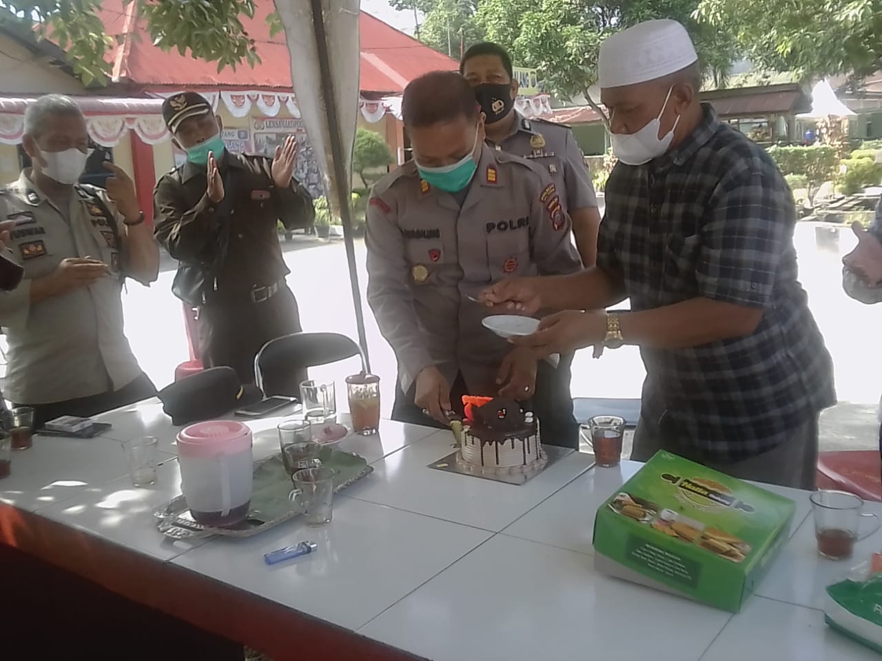 Pemotongan kueh ulang tahun oleh H. Rusmawadi dan diberikan kepada Kapolsek Galang AKP RGM.Hutagalung,SH. Beritasore/ist