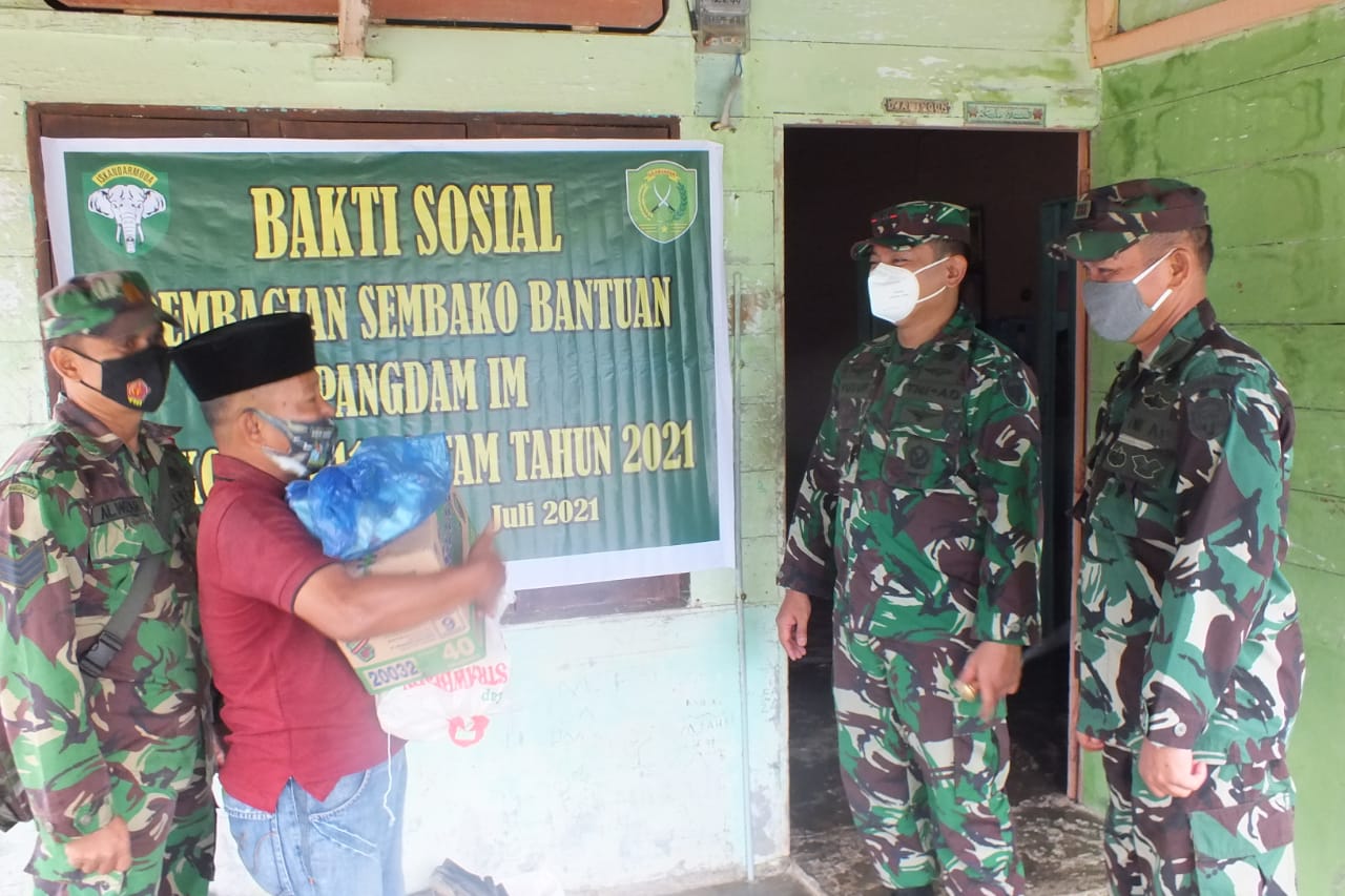 Komando Distrik Militer 0117/Aceh Tamiang melaksanakan kegiatan bakti sosial berupa pembagian sembako yang di serahkan secara simbolis oleh Dandim 0117/Aceh Tamiang Letkol Cpn Yusuf Adi Puruhita kepada warga kurang mampu di wilayah Koramil 02/Karang Baru. beritasore/hendra