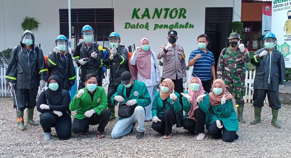 Penyemprotan Desinfektan di Kampung Kesehatan dengan melibatkan Team Relawan COVID-19, Perangkat Kampung, Babinkamtibmas, Babinsa serta para mahasiswa yang saat ini sedang melaksanakan KKN di Kampung Kesehatan, Jumat (2/7). Beritasore/ist