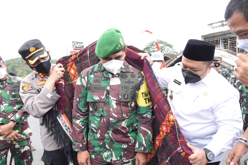Ketua Tim Pengawasan dan Evaluasi TMMD ke-111, Mayjend TNI Eka Wiharsa ketika disambut dengan kain ulos oleh Bupati Tapsel di Kelurahan Pasar Sitinjak, Kecamatan Angkola Barat, Kabupaten Tapanuli Selatan, Jumat (2/7). beritasore/Birong RT