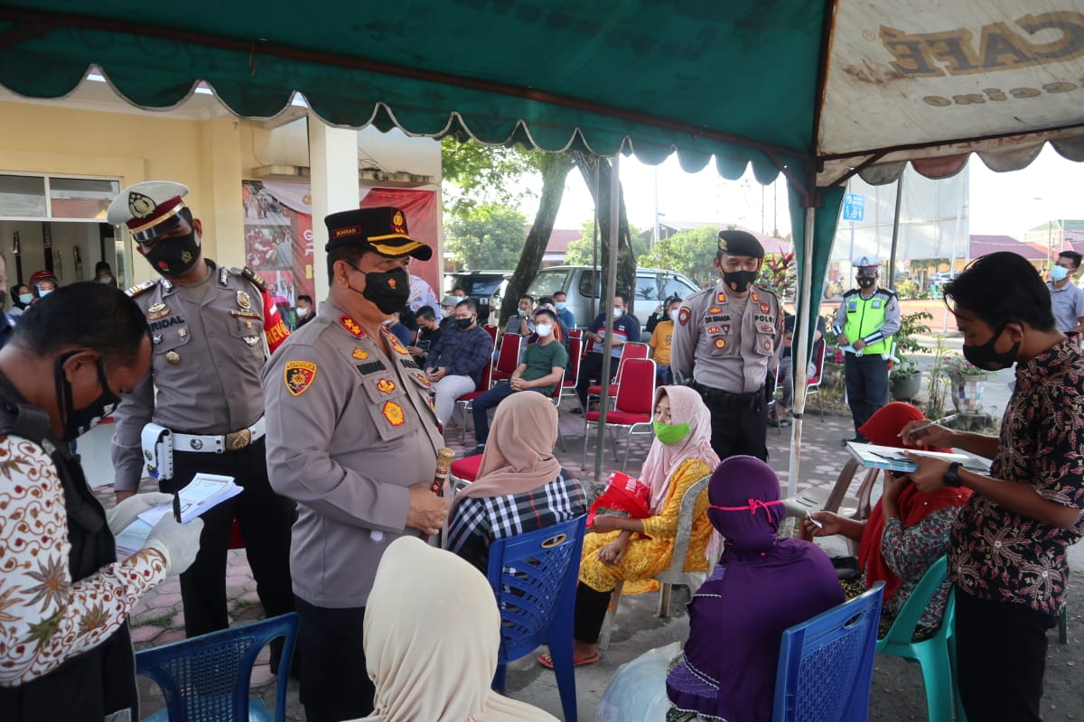 Kapolres Batubara AKBP H.Ikhwan Lubis SH,MH meninjau langsung Sejuta vaksin setiap hari di Gedung URKES Polres Batubara, Sabtu (3/7/2021).beritasore/alirsyah