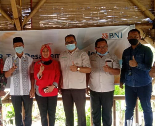 Wakil Ketua HKTI Sumut, Ketua Harian Pemuda Tani Indonesia dan pengurus lainnya dalam acara penyaluran pembiayaan kepada petani dalam program On Farm Petani Mandiri yang bekerjasama dengan BNI.beritasore/ist