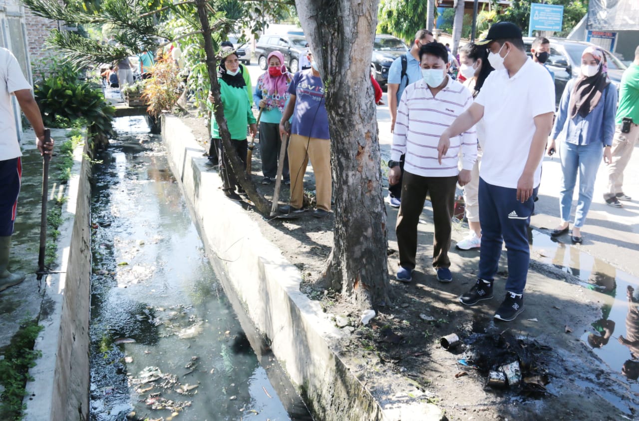 Wali Kota Medan, Bobby Nasution bersama Ketua TP PKK Kota Medan, Ny. Kahiyang Ayu M Bobby Afif Nasution meninjau gotong royong massal di Kecamatan Medan Perjuangan tepatnya di jalan Pelita VI, Sabtu (3/7). Beritasore/ist