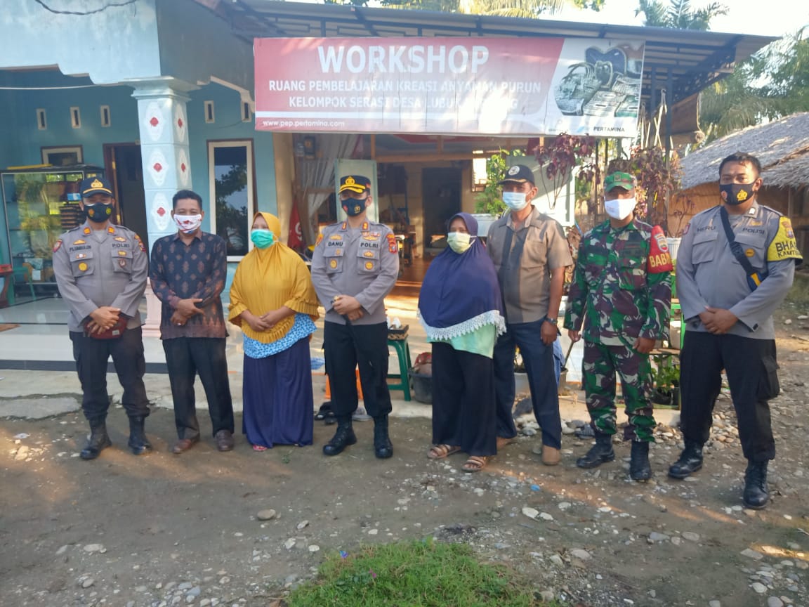 Kapolres Langkat AKBP Danu Pamungkas Tatok SH SIK foto bersama usai kegiatan silaturrahmi di Desa Lubuk Kertang,  Jumat(2/7) beritasore/ist