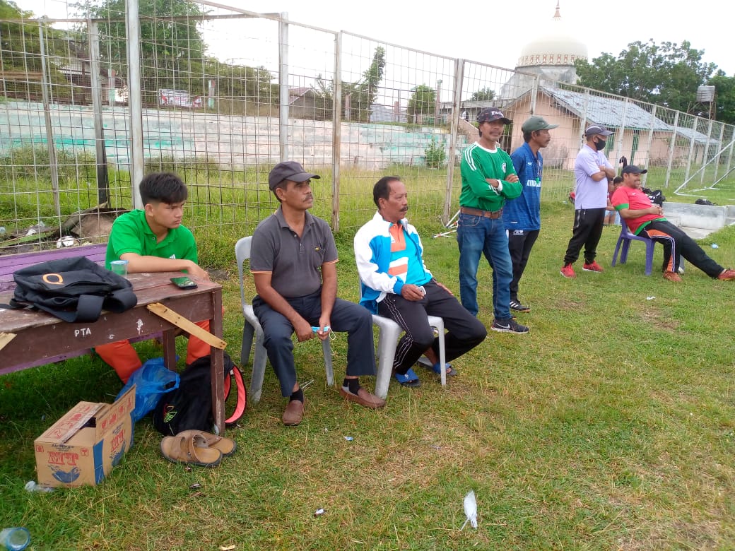 Ketum PSSB Drs H Mustafa A Glanggang, bersama Tim Pelatih Liga III PSSI Aceh. Beritasore/Rizal Jibro