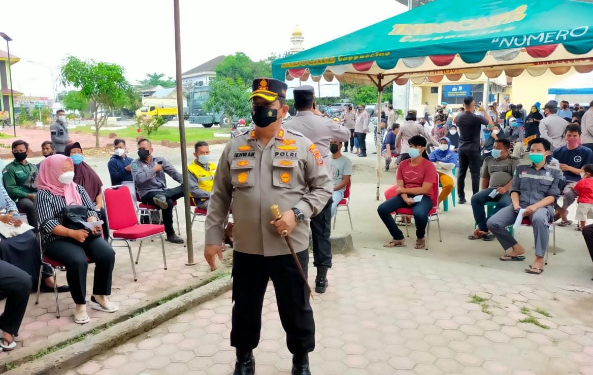 Kapolres Batubara AKBP H.Ikhwan Lubis SH,MH memantau masyarakat mengikuti vaksinasi digerai Polres Batubara Senin (5/7/2021).beritasore/Alirsyah