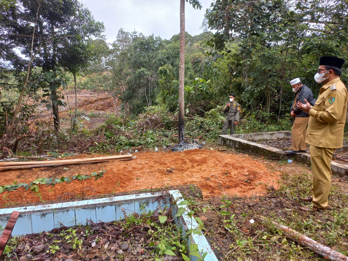Wakil Bupati Tapsel, Rasyid Assaf Dongoran MSi, saat menghadiri pemakaman mantan Wakil Bupati Tapsel, Ir.Aswin Efendi Srg dengan penerapan protokol kesehatan di pemakaman umum keluarga, Dusun Lenggahara, Desa Somba Debata Purba, Kecamatan Saipar Dolok Hole (SDH), Kabupaten Tapsel, Senin (5/7). beritasore/Birong RT