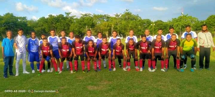 Tim old crack Brandan FC dan Bansar Pasar Rawa Gebang foto bersama sebelum bertanding di Lapangan Petrolia Pertamina,  P. Brandan,  Minggu (4/7) sore. beritasore/ist