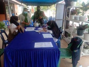 Cegah Covid-19, Aggota Kodim 0117/Aceh Tamiang Dampingi Warga Vaksin