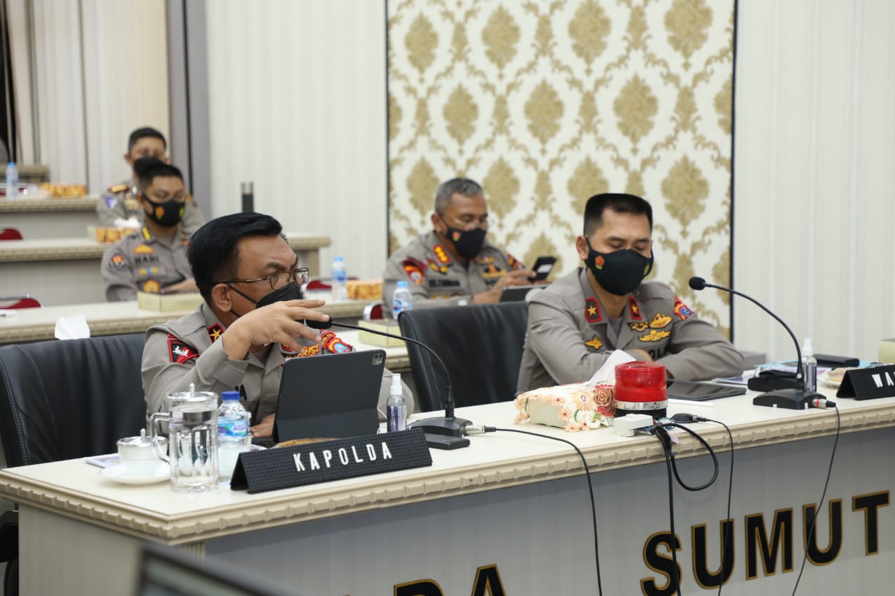 Kapoldasu Irjen.Pol.Drs. RZ.Panca Putra.S di dampingi waka Polda saat melakukan analisa dan evaluasi bersama mabes Polri. Beritasore/ist