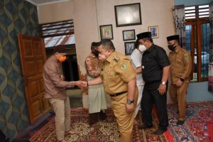 Bupati Tapsel Sampaikan Belasungkawa Keluarga Almarhum Mantan Wabub