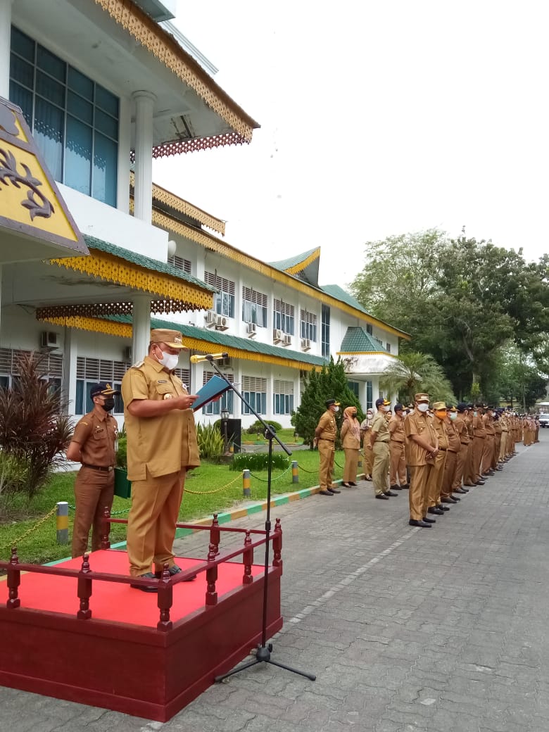 Bupati Langkat Terbit Rencana PA memimpin apel di Halaman Kantor Bupati Langkat, Stabat, Senin (5/7/2021). beritasore/ist