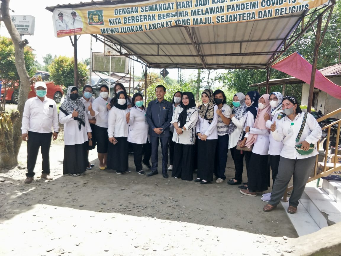 Anggota DPRDSU Dr Meriahta Sitepu didampingi anggota DPRD Langkat Sandrak Manurung dan Kepala Puskesmas T.  Durian Wirda Ningsih SKm foto bersama usai Reses DPRDSU di Halaman Puskesmas T. Durian,  Rabu(7/7). beritasore/Boy Aprizal