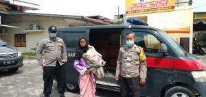 Polsek Medan Baru Pulangkan Seorang Wanita Lanjut Usia Kesasar