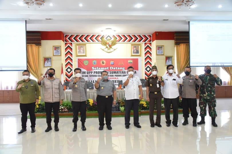 Bupati Tapanuli Selatan, H Dolly Pasaribu, SPt MM, Foto bersama saat acara sosialisasi Saber Pungli oleh Tim UPP Provinsi Sumut di Aula Sarasi, Lantai III, Kantor Bupati Tapsel, Rabu (7/7). beritasore/Birong RT