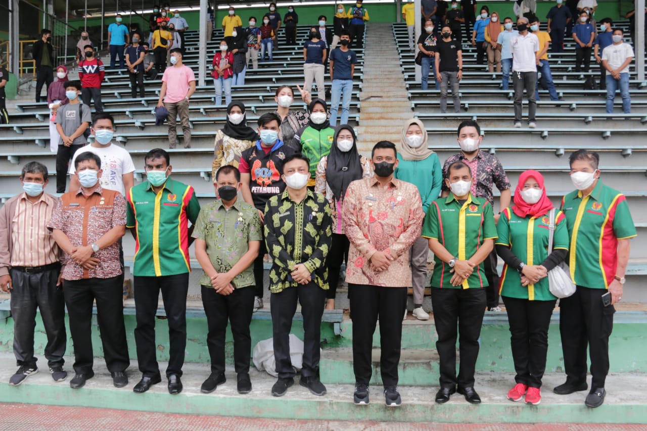 Usai Tinjau Tinjau Pelaksanaan Vaksinasi Covid-19 Bagi Pelatih Dan Atlet Kota Medan Bobby Nasution foto bersama  Plt Kepala Dinas Pemuda dan Olahraga, Pulungan Harahap, Plt Kepala Dinas Kesehatan, Syamsul Arifin Nasution dan Camat Medan Kota, Tengku Chairuniza di Stadion Teladan Medan. beritasore/ist