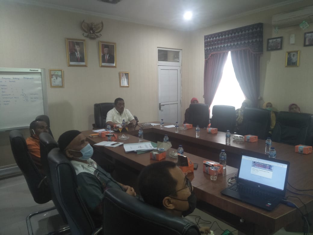 Tim TPKD saat menggelar rapat koordinasi membahas capaian target pada triwulan I Selasa (30/3) lalu di ruangan rapat Sekdakab Tapsel. beritasore/Birong RT