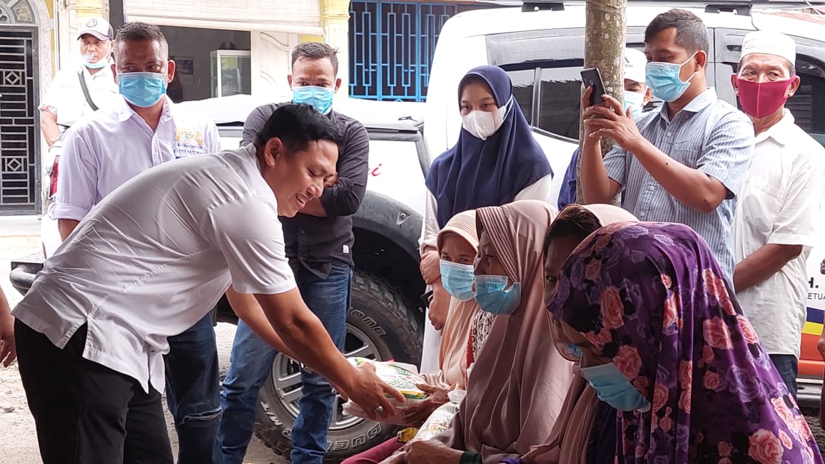 Ketua KADIN Batubara H.OK Faizal Abdul Djalil salurkan bantuan beras kepada Lansia di Desa Pematang Rambai Kecamatan Nibung Hangus Kamis (8/7/21).beritasore/Alirsyah