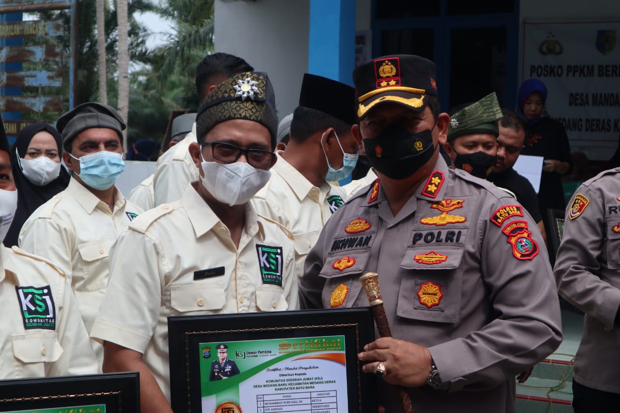 Dewan Pembina KSJ Kapolres Batubara AKBP H.Ikhwan Lubis SH,MH bersama Ketua KSJ Kab.Batubara  kukuhkan Pengurus KSJ secara kolektif di 7 Desa Kec. Medang Deras, Jum'at (9/7/2021).beritasore/Alirsyah