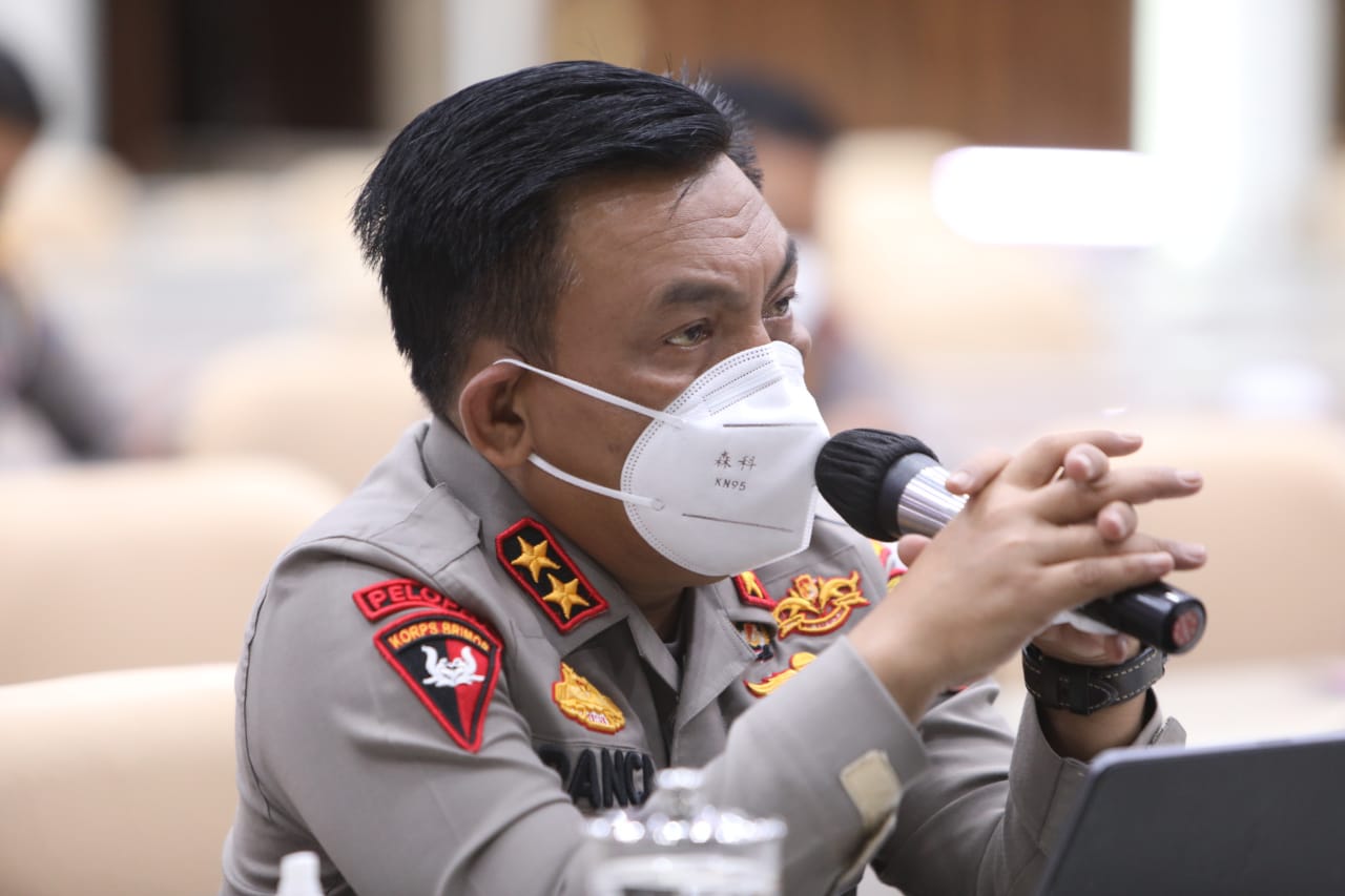 Kapoldasu Minta Pelaku Usaha Patuhi Aturan PPKM Mikro MEDAN (Berita) : Dalam rangka mencegah penyebaran Pandemi Covid -19, Kapoldasu Irjan.Pol.RZ Panca Putra.S meminta kepada semua pelaku usaha, masyarakat serta para pekerja untuk mematuhi peraturan pemberlakuan pembatasan kegiatan masyarakat (PPKM) Mikro yang di terapkan pemerintah daerah yang berlaku mulai tanggal 6 - 20 Juli 2021,Jumat (9/7) Hal itu di katakan Kapolda dalam rapat kerja bersama Wakapolda, pejabat utama serta para Kapolres. Penerapan PPKM Mikro yang telah di terapkan melalui Intruksi Gubernur No.188.54/26/inst/2021tanggal 5 juli 2021 tentang perpanjangan PPKM Mikro serta pengoptimalan posko penanganan Covid-19 di Kelurahan dan Desa. Kepada Kapolres jajarannya untuk meningkatkan operasi Yustisi, menegaskan jam operasional bagi pelaku pelaku usaha serta kegiatan perkantoran serta tempat kerja pada zona Merah dengan menerapkan Work From Home (WFH) 75 persen work From office (WFO) 25 persen. Selain Zona pembatasan juga dilakukan dengan menerapkan WFH 50 persen dan WFO 50 persen, sebut Panca. Sementara Pelaksanaan kegiatan di pusat perbelanjaan, mall, pusat perdagangan diterapkan pembatasan Jam Operasionalnya sampai pukul 17.00 WIB dan Pembatasan kapasitas pengunjung 25% dengan penerapan Protokol kesehatan yang ketat, begitu juga dengan warung makan, kafe, pedagang kaki lima, lapak jajanan dan lain-lain. Saya perintahkan Kapolres dan Kapolsek bersama dengan TNI, Satpol PP dan satgas covid 19 serta gandeng Potensi masyarakat lainnya diwilayah masing-masing agar mengoptimalkan operasi yustisi secara masiv. Antisipasi Potensi kerumunan yang mungkin terjadi selama Perpanjangan PPKM Mikro baik yang berhubungan dengan kegiatan ekonomi, perkantoran atau kegiatan yang dapat melanggar protokol kesehatan, berikan sanksi tegas bagi para pelaku usaha yang melanggar," tegas Kapolda. Sedangkan tempat hiburan lainnya seperti seperti klub malam, diskotik, pub, karoke, Bar/rumah minum, griya pijat, spa dan area permainan ketangkasan lainya pembatasan jam operasional sampai pukul 20.00 WIB dengan kapasitas pengunjung 50% dan protokol kesehatan ketat. Panca yang juga mantan Kapolda Sulut ini mengajak elemen masyarakat baik itu Organisasi Masyarakat, kelompok sosial masyarakat hingga civitas akademik untuk turut serta berkolaborasi dengan TNI - Polri dalam rangka mempercepat akselerasi proses vaksinasi, dengan tujuan segera terwujudnya kekebalan kelompok atau herd immunity. "Keselamatan Rakyat merupakan Hukum Tertinggi, kita harus bersama -sama menjaganya, oleh karenanya Ketaatan masyarakat merupakan kunci keberhasilan menekan penyebaran covid 19," pungkas Kapolda (ML) Kapoldasu.Irjen.Pol.RZ.Panca Putra.S. Gelar rapat bersama Wakapolda, Pejabat utama serta para Kapolres. Beritasore/ist