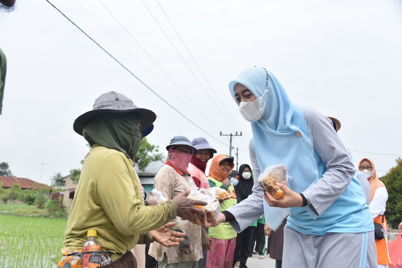 Ketua TP PKK Berbagi 200 Ratusan Makanan di Desa Aras Kecamatan Air Putih, Jum'at (09/07/2021).beritasore/Alirsyah
