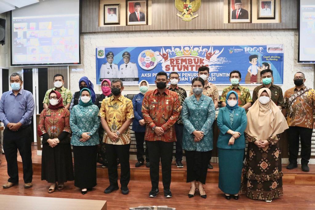Wali Kota Medan, Bobby Nasution usai pembukaan Rembuk Stunting foto bersama dengan Ketua TP PKK Kota Medan, Kahiyang Ayu Bobby Nasution, Sekda Ir. Wiriya Alrahman, serta segenap pimpinan OPD di Ruang Rapat III Kantor Wali Kota Medan, Jumat ( 9/7/2021). Beritasore/Ist